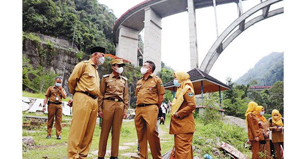 TINJAU— Gubernur Sumbar, Mahyeldi Ansharullah, saat peninjauan Flyover Kelok Sembilan di Limapuluh Kota, Senin (13/9).