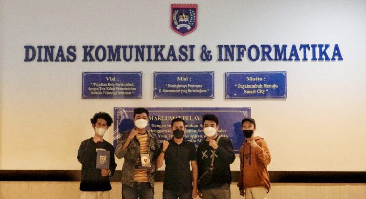 Selama Magang di Humas Kominfo, Mahasiswa UPI Dapatkan Sensasi Baru 1 FOTO BERSAMA—Mahasiswa UPI YPTK Padang saat magang di Kominfo Payakumbuh foto bersama.