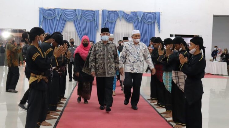 TUTUP—Gubernur Sumbar Mahyeldi Ansharullah saat penutupan Silek Arts Festival (SAF) Provinsi Sumatera Barat (Sumbar) tahun 2021, di Balerong Kabupaten Pasaman Barat, Selasa malam (31/8).