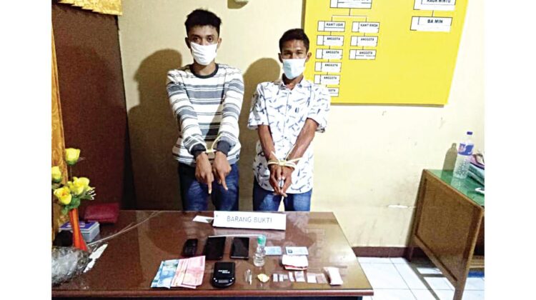 PENGEDAR DITANGKAP— Pengedar dan pembeli ditangkap jajaran Satresnarkoba Polres Pariaman  saat transaksi jual beli sabu di Terminal Simpang IV Jati, Kecamatan Pariaman Tengah.