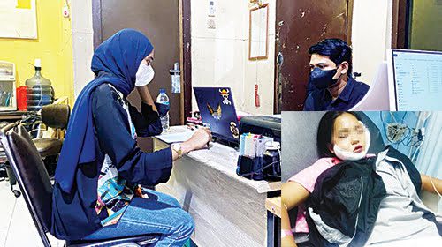 PEMERIKSAAN— Pelaku pengganiayaan terhadap temannya sendiri berinisial RTY (19) saat menjalani pemeriksaan di Mapolresta Padang Kamis (23/9).