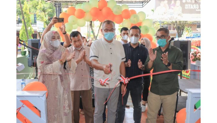 RESMIKAN KAFE— Wali Kota Payakumbuh meresmikan kafe bersama wakil ketua DPRD.