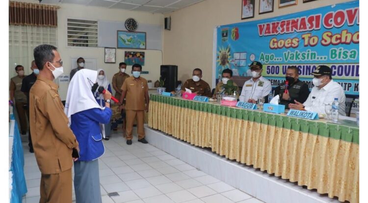 DIALOG— Wakil Gubernur Sumbar Audy  Joinaldy dialog dengan seorang siswi  SMA N 2 Kota Solok usai divaksin.