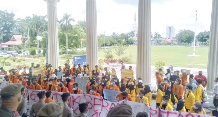 Ketua KPK Ancam Para Anggota Dewan, Firli: Ada Masalah Korupsi, Saya Tangkap Kalian 1 TOLAK—Mahasiswa dari sejuimlah kampus menggelar aksinya di kantor gubnerur Jambil untuk menolak kedatangan Ketua KPK.