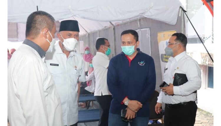 TINJAU VAKSINASI— Gubernur Mahyeldi meninjau vaksinasi dalam rangka memperingati Hari Jadi Provinsi Sumatera Barat ke-76 di halaman kantor gubernur, Rabu (29/9).