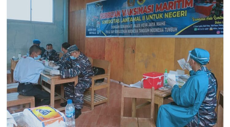 PERIKSA—Nakes TNi AL Lantamal II Padang sedang memeriksa kesehatan siswa sebelum disuntik vaksin.