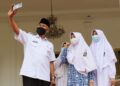 Awalnya Grogi, Berakhir Foto Selfi, Tiga Siswi SMA Wawancarai Gubernur Sumbar Masalah HAM 10 Awalnya Grogi, Berakhir Foto Selfi, Tiga Siswi SMA Wawancarai Gubernur Sumbar Masalah HAM