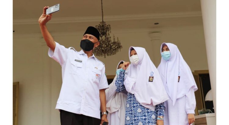 Awalnya Grogi, Berakhir Foto Selfi, Tiga Siswi SMA Wawancarai Gubernur Sumbar Masalah HAM 1 BERSWAFOTO— Gubernur Sumbar Mahyeldi Ansharullah berswafoto dengan tiga siswi SMA 1 Padang Panjang, Kamis (2/9) di Istana Gubernur. Ketiga siswi ini melakukan wawancara langsung gubernur menanyakan tentang persoalan Hak Azazi Manusia.