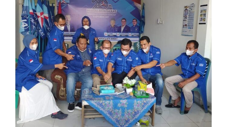 POTONG KUE— Pemotongan Kue HUT ke 20 tahun Partai Demokrat Berkoalisi dengan rakyat di Sekretariat DPC Partai Demokrat Kabupaten Dharmasraya.