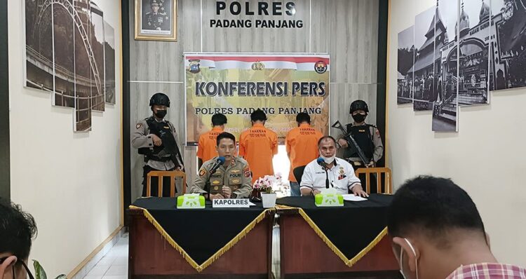 INTEROGASI— Kapolres  Padangpanjang  AKBP Novianto Taryono, didampingi Kasat Reskrim AKP Syaiful Zubir,  menginterogasi tersangka curanmor.