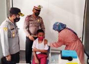 Murid SD Antusias Ikut Vaksin Covid-19 di Sijun­jung