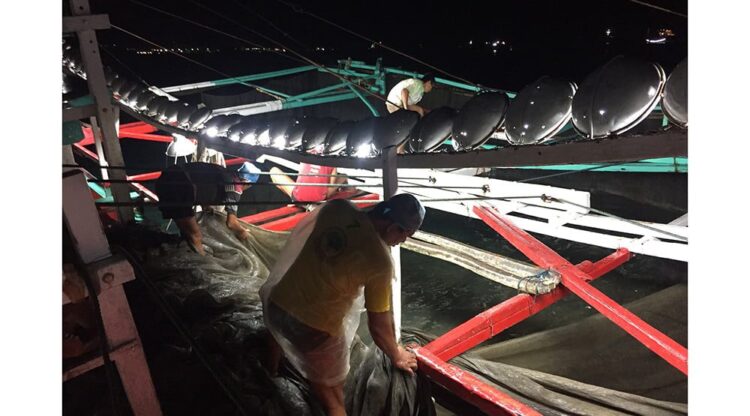 Ilustrasi nelayan sedang melakukan penangkapan ikan.