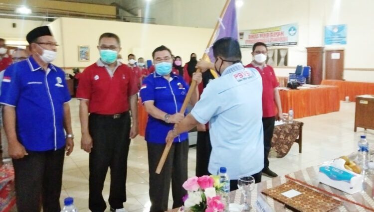 Azwar Siry Dilantik jadi Ketua PBVSI Padang 1 PENYERAHAN PATAKA— Ketua Komisi IV DPRD Padang, Azwar Siry menerima bendera pataka, usai dilantik menjadi Ketua PBVSI Padang periode 2019 2023.