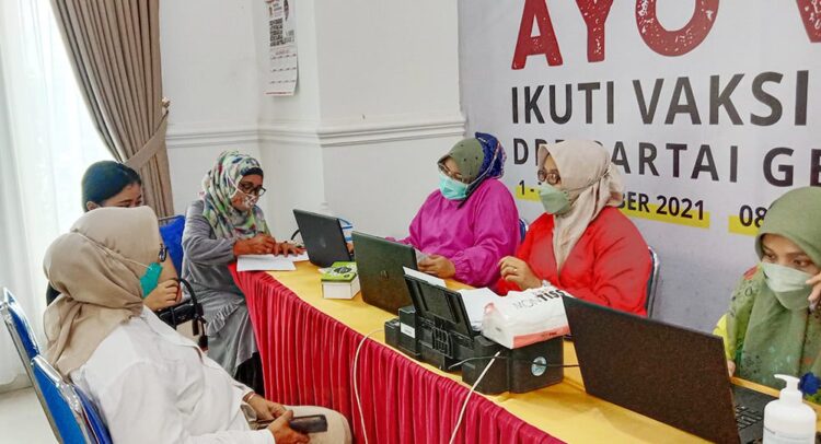 ANTUSIAS IKUTI VAKSINASI— Peserta antusias mengikuti vaksinansi massal Covid-19 dosis kedua di Kantor DPD Gerindra Sumbar, Rabu (29/9).