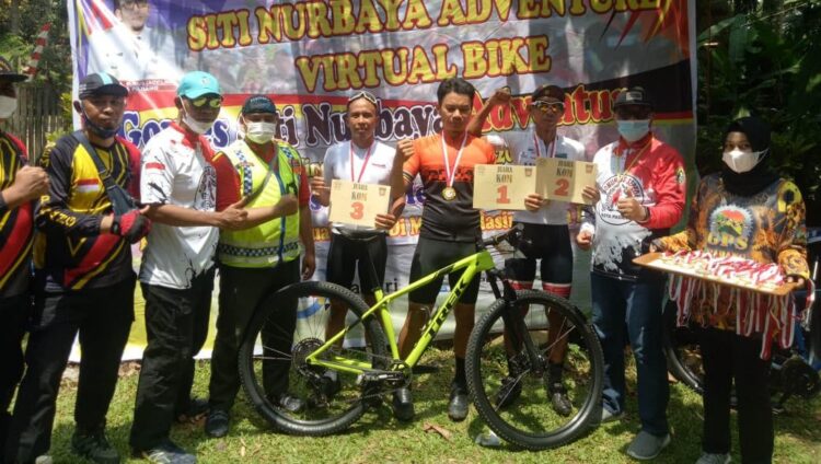 Hari Kedua XC Fun Race GSNA 2021, ISSI Payakumbuh Kembali Naik Podium 1 PEMENANG— Tim ISSI Payakumbuh menjadi pemenang dan menerima hadiah.