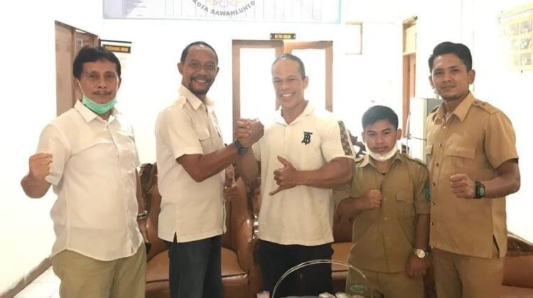 PELEPASAN ATLET--Ketua KONI Murianto pose bersama dengan beberapa atlet asal Kota Sawahlunto  sebelum keberangkatan menuju PON XX Papua.