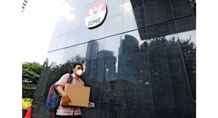 DIPECAT— Salah satu Pegawai KPK yang Tidak lolos TWK keluar membawa sisa barang dan peralatan di Gedung KPK. Sebanyak 57 orang pegawai yang tidak lolos TWK akan resmi keluar dari KPK 30 September mendatang.