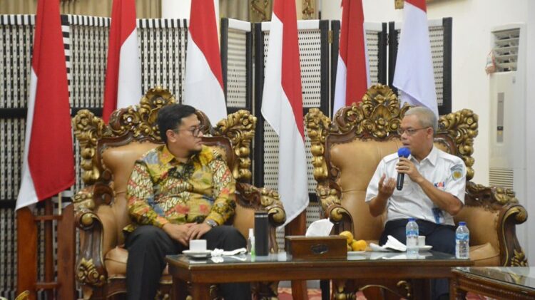 DISKUSI—Wakil Bupati Tanahdatar  Richi Aprian tengah berdiskusi dengan Komisaris PT. KAI Cris Kuntadi.