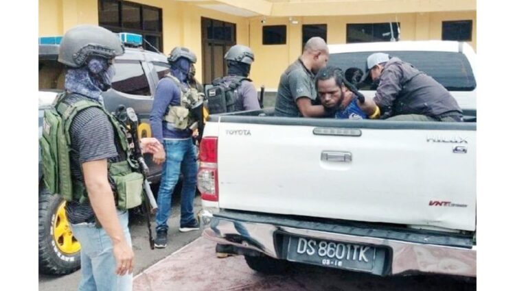 KKB DITANGKA— Tim Satgas Penegakan Hukum (Gakum) Nemangkawi saat menangkap salah seorang anggota KKB Papua.