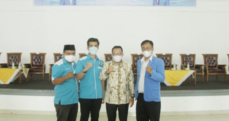 Bupati Tanah Datar Eka Buka Musda XIII DPD KNPI 1 Bupati Tanah Datar Eka Putra buka Musyawarah Daerah (Musda) XIII Dewan Pimpinan Daerah (DPD) Komite Nasional Pemuda Indonesia (KNPI) Tanah Datar yang digelar di Gedung Nasional Maharajo Dirajo Batusangkar, Sabtu (18/9).