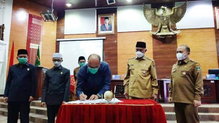 DPRD Provinsi Sumatera Barat  menggelar rapat paripurna pengambilan keputusan terhadap KUA- PPAS tahun 2022 dan pandangan umum fraksi terhadap Ranperda Mars Sumatera Barat, di ruang rapat utama DPRD Sumbar, Selasa (13/8).