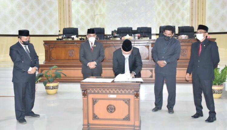 DISETUJUI— Pimpinan DPRD Agam  dan eksekutif menandatangani persetujuan KUPA-PPAS-P APBD Kabupaten Agam tahun 2021.
