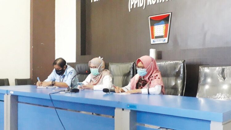 KETERANGAN PERS— Kepala Dinas Kesehatan Kota Padang, Feri Mulyani Hamid, memberikan keterangan pers terkait realisasi vaksinasi, dan juga penerapan vaksinasi di kalangan pelajar untuk dimulainya Pembelajaran Tatap Muka, Rabu (15/9) di Media Center Balaikota.