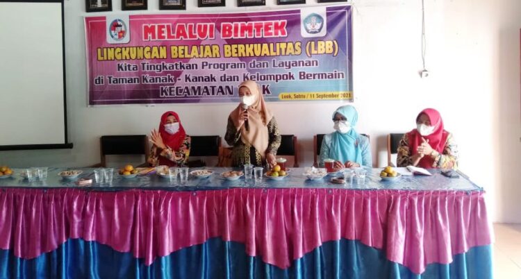 SAMBUTAN—Kadisdik Indrawati saat memberikan sambutan dalam kegiatan Bimbingan Teknis LBB.