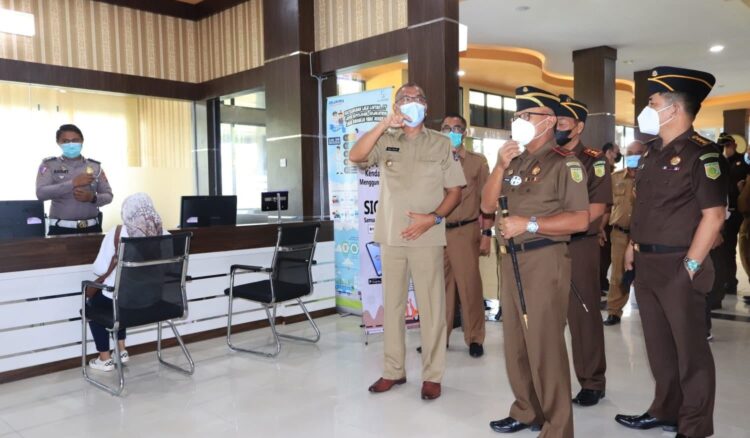 TINJAU MPP—Kajati Sumbar memberikan  apresiasi kepada Wako Riza Falepi saat meninjau MPP di Balai Kota.