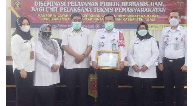 FOTO BERSAMA—  Peserta sosialisasi Diseminasi Pelayanan Publik Berbasis HAM (P2HAM), Rabu (15/9) di aula kantor bupati, berfoto bersama dengan narasumber.