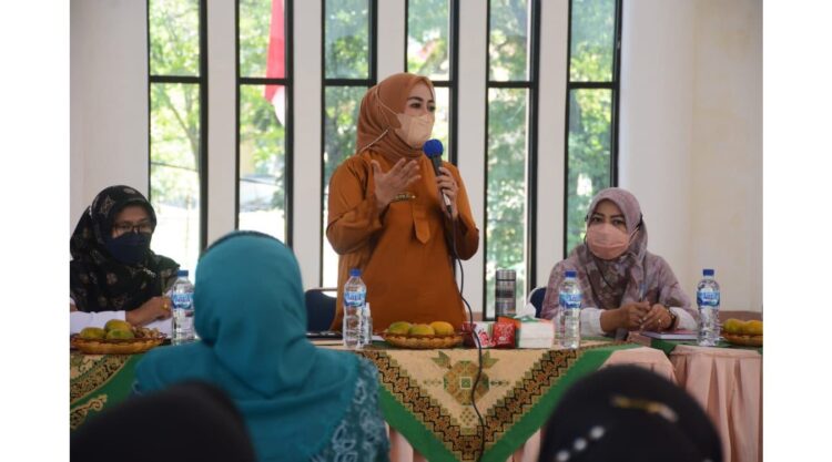 Dewan Kerajinan Nasional Daerah (Dekranasda) dengan Tim Penggerak Pemberdayaan dan Kesejahteraan Keluarga (TP PKK) Tanah Datar, berkolaborasi mengadakan pelatihan Sulaman Kapalo Samek bagi kader PKK Nagari se-Tanah Datar.