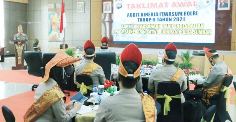 MENGAJAK VAKSINASI— Kapolda Sumbar Irjen Pol Teddy Minahasa Putra mengajak masyarakat untuk vaksinasi Covid-19.