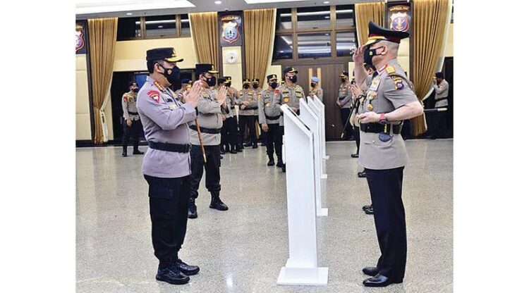 Dilantik Kapolri, Irjen Pol Teddy Minahasa Resmi jadi Kapolda Sumbar 1 DILANTIK— Kapolri Jenderal Polisi Listyo Sigit Prabowo, memberi salam kepada Kapolda Sumbar Irjenpol Teddy Minahasa Putra usai dilantik di Mabes Polri.