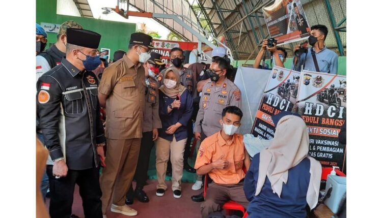 Pemko, bekerjasama dengan Polres Bukittinggi dan Kodim 0304 Agam, menggelar gebyar vaksinasi massal, untuk pelajar dan warga umum, di GOR Bermawi, Sabtu (25/9).