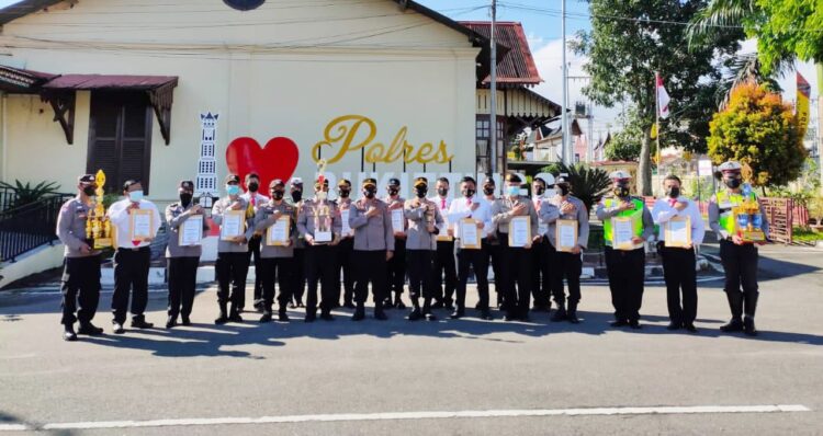 Personel Polres Bukittinggi Berprestasi Terima Penghargaan 1 FOTO BERSAMA--Kapolres Bukittinggi AKBP Dody Prawiranegara foto bersama usai menyerahkan penghargaan kepada personil yang beeprestasi.