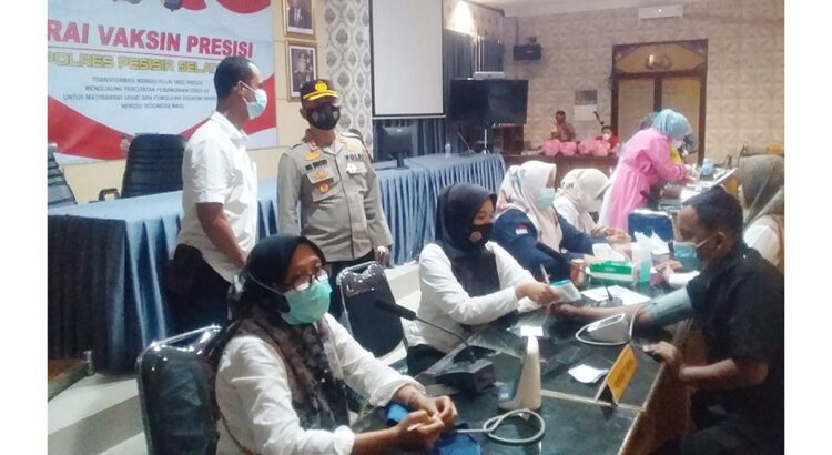 VAKSIN PRESISI—Kapolres Pesisir Selatan AKBP. Sri Wibowo. melihat kegiatan vaksinasi di gerai vaksin presisi, kemarin.