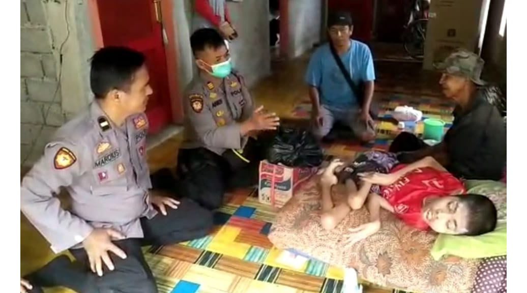 Kapolsek Kamang Baru Berbagi Dengan Warga Ku1rang Mampu dan Mengalami Lumpuh