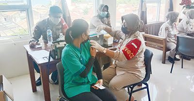 VAKSINASI KARYAWAN —Ratusan karyawan Ben Hur Hotel divaksin oleh Biddokkes Polda Sumbar di Hotel Ben Hur, Selasa (28/9). Vaksinasi dilakukan untuk mendukung pemerintah dalam pencapaian target vaksinasi.