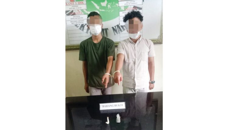 ISAP GANJA— JSN (19) dan RS (18) diamankan di Polres Agam dengan barang bukti satu batang rokok berisi ganja dan satu paket ganja.
