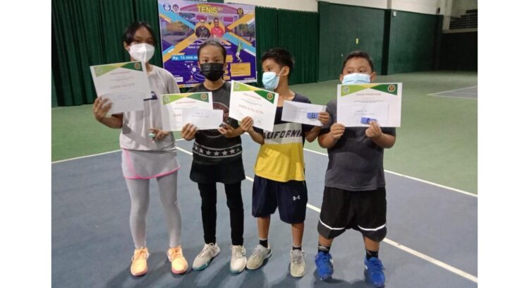 UKIR PRESTASI--Para petenis lapangan junior asal Kota Sawahlunto yang berhasil megukir prestasi di Kejurda Tenis Junior Kelompok Umur (KU) di UNP Padang.