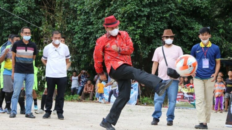 PEMBUKAAN FUTSAL— Wako Genius Umar membuka Open Turnament Futsal dalam Piala Gempater Cup 2021 dengan tendangan pertama di lapangan Futsal Non-Permanen Desa Marunggi.