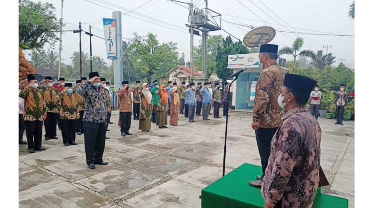 SN Jajaran Kementerian Agama Kabupaten Tanah Datar mengikuti Upacara Bendera dalam rangka memperingati Hari Kesadaran Nasional Tahun 2021, di halaman depan Kantor Kemenag, kemaren lalu.