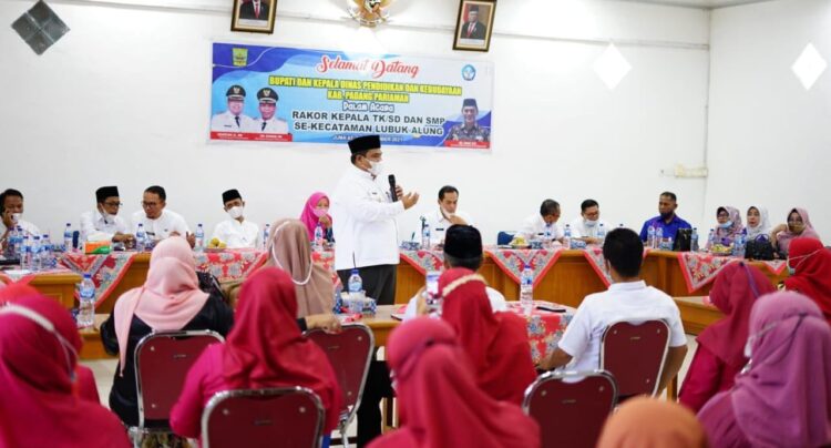 Bupati Padangpariaman Suhatri Bur mengharapkan semua kepala sekolah dalam daerahnya dapat ciptakan sekolah ramah anak.