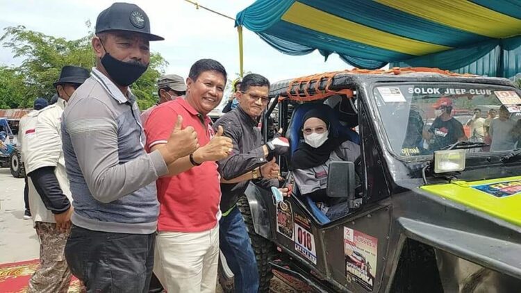 FOTO BERSAMA—Ketua DPD LPM Kota Padang Irwan Basir Dt Rj Alam foto bersama dengan salah seorang offroder persempuan peserta Adventure Exhibition Indonesian Off Road (IOF) Taragak Basuo 2021.