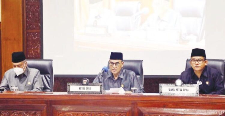 Ketua DPRD Bukittinggi, Herman Sofyan, memimpin sidang paripurna tentang dua nota kesepakatan.