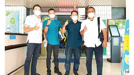 Sengketa STKIP PGRI Sumbar dengan PB PGRI Masih Berlanjut di PN Padang 1 PENASEHAT HUKUM— Kiri-kanan Penasehat Hukum Arnold Eka Putra SH, Jefrinaldi SH, Hardizon Bahar, Ketua Yayasan dan Jofrinaldi Sjofka, Pembina Yayasan.