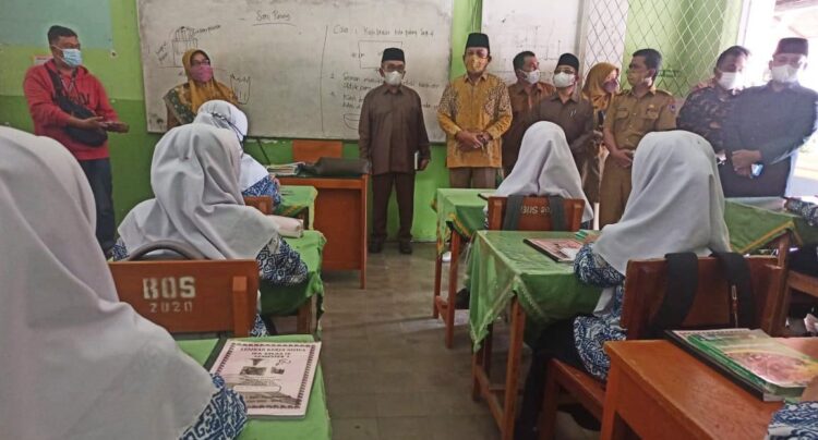 TINJAU SEKOLAH—Wakil Ketua DPRD Kota Payakumbuh Armen Faindal tinjau pelaksanaan sekolah tatap muka terbatas bersama Komisi C.