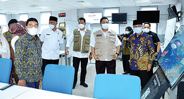 Balai Besar Logistik dan Peralatan BNPB Hadir di Sumbar, Gubernur Sumbar: Kita Dukung Penuh 1 TINJAU— Komisi VIII DPR RI bersama Sestama BNPB, Lilik Kurniawan dan Gubernur Sumbar, Mahyeldi Ansharullah meninjau UPT dan Pusdalops BPBD Provinsi Sumbar menjadi Balai Besar Logistik dan Peralatan BNPB.