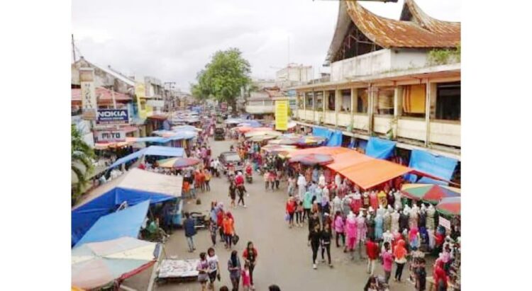 DIPENUHI LAPAK PKL— Kawasan Pasar Raya Barat yang selalu dipenuhi lapak-lapak Pedagang Kaki Lima. Wako Padang diminta untuk menata kembali kawasan pasar sehingga pengunjung dan pedagang merasa nyaman.