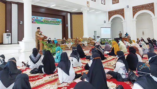 KULIAH UMUM— Wali Kota Bukittinggi Erman Safar memberikan kuliah umum Sekolah Keluarga yang beberapa waktu lalu dibagi per kecamatan.